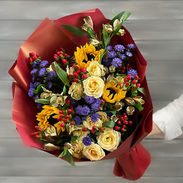 Букет из подсолнухов, роз и альстромерий, артикул F1274914 - 9317 рублей, доставка по городу. Flawery - доставка цветов