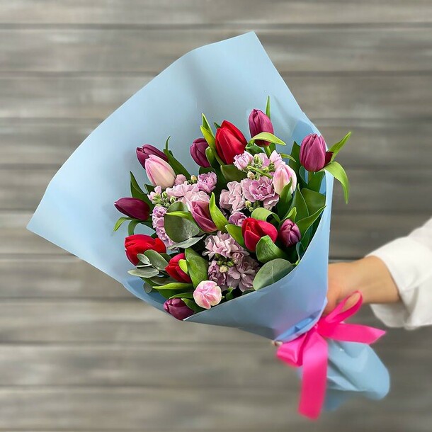 Букет из тюльпанов и маттиолы, артикул F1274920 - 4252 рублей, доставка по городу. Flawery - доставка цветов