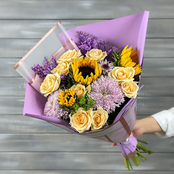 Букет из хризантем и подсолнухов, артикул F1274923 - 8518 рублей, доставка по городу. Flawery - доставка цветов