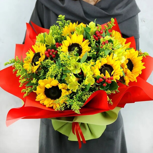 Букет из подсолнухов и альстромерий, артикул F1274988 - 11180 рублей, доставка по городу. Flawery - доставка цветов
