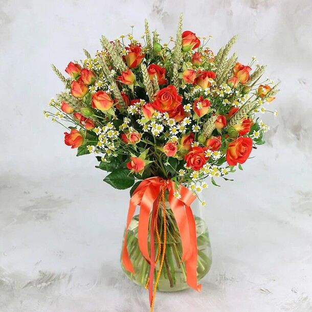 Букет из кустовых роз и ромашек, артикул F1275011 - 10234 рублей, доставка по городу. Flawery - доставка цветов