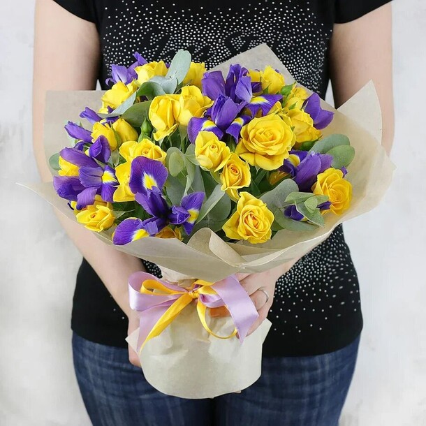 Букет из желтых роз и ирисов, артикул F1275052 - 8385 рублей, доставка по городу. Flawery - доставка цветов