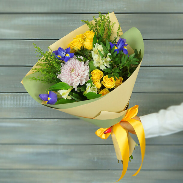 Букет из роз, альстромерий и ирисов, артикул F1275060 - 5324 рублей, доставка по городу. Flawery - доставка цветов