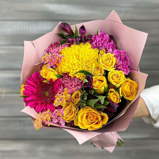 Букет из гвоздик, роз и альстромерий, артикул F1275069 - 6256 рублей, доставка по городу. Flawery - доставка цветов