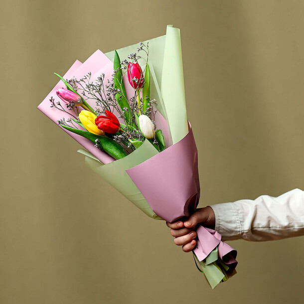 Букет из тюльпанов и лимониума, артикул F1275070 - 2477 рублей, доставка по городу. Flawery - доставка цветов