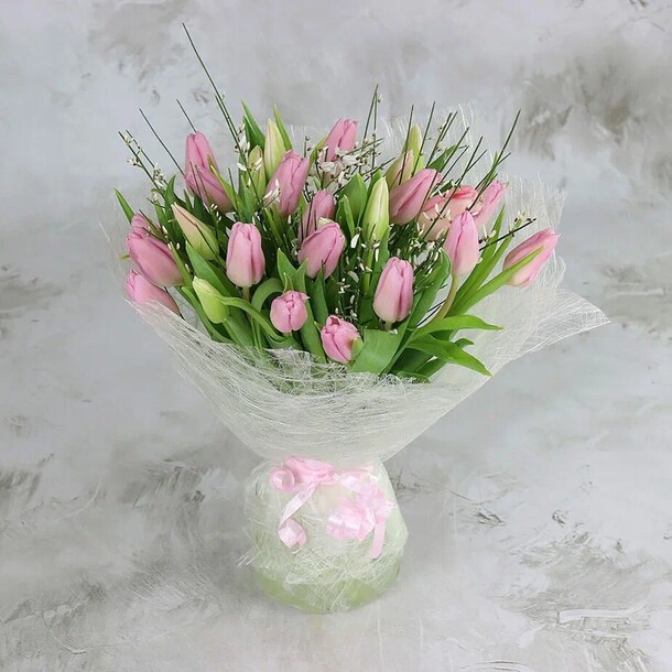 Букет из 25 розовых тюльпанов в упаковке, артикул F1275189 - 5039 рублей, доставка по городу. Flawery - доставка цветов