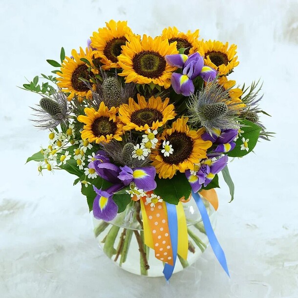 Букет из подсолнухов и ирисов, артикул F1275192 - 9548 рублей, доставка по городу. Flawery - доставка цветов