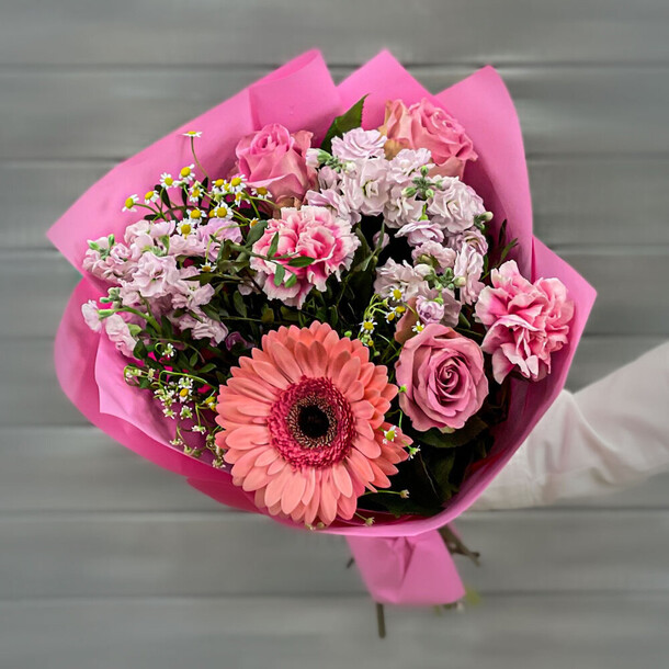 Букет из маттиол, гвоздик, роз и герберы, артикул F1275197 - 6523 рублей, доставка по городу. Flawery - доставка цветов