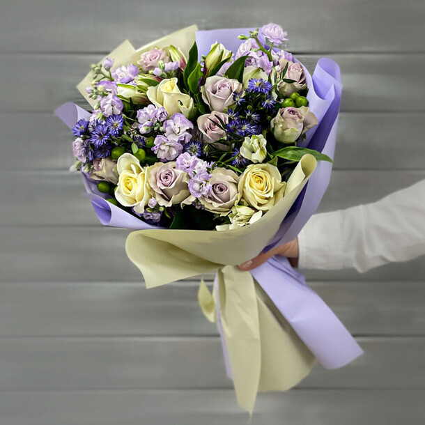 Букет из маттиол, астр и роз, артикул F1275199 - 8652 рублей, доставка по городу. Flawery - доставка цветов