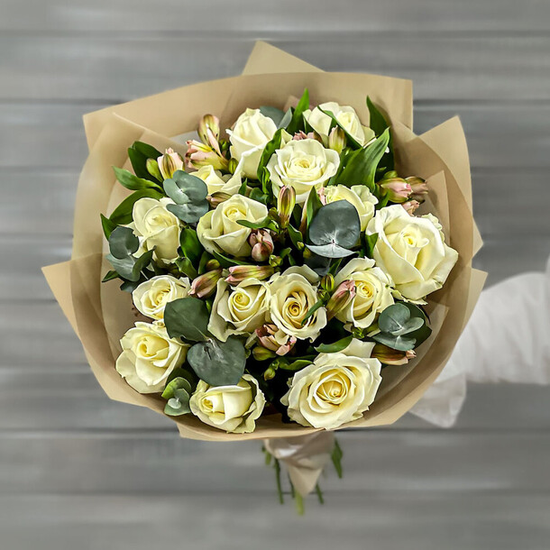 Букет из альстромерий и белых роз, артикул F1275200 - 8652 рублей, доставка по городу. Flawery - доставка цветов