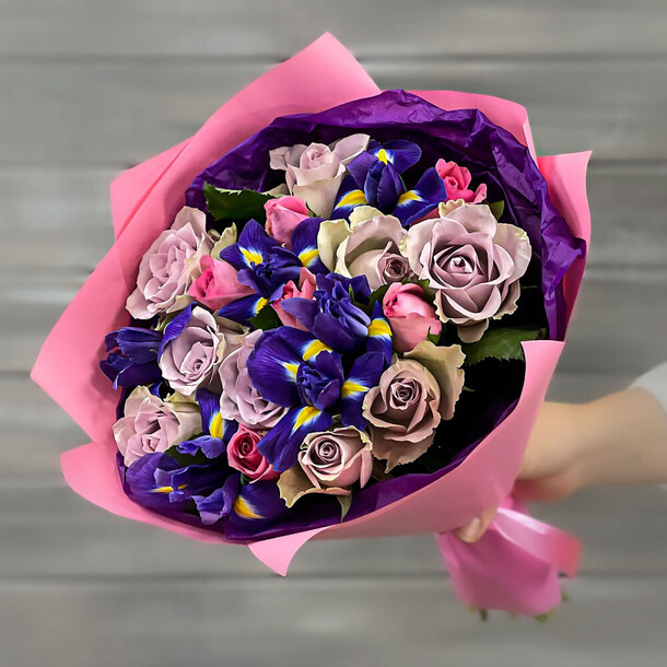 Букет из сиреневых роз и ирисов, артикул F1275202 - 5059 рублей, доставка по городу. Flawery - доставка цветов