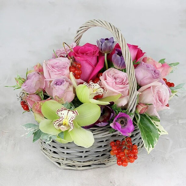 Композиция из роз и орхидей в плетеной корзине, артикул F1275310 - 15972 рублей, доставка по городу. Flawery - доставка цветов
