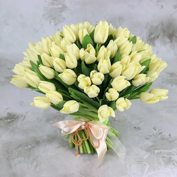 Букет из 101 белого тюльпана, артикул F1275321 - 13514 рублей, доставка по городу. Flawery - доставка цветов