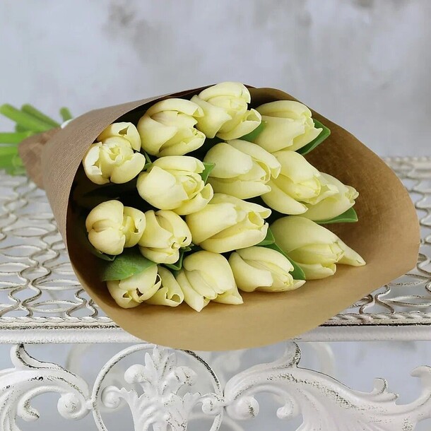 15 белых тюльпанов в крафте, артикул F1275328 - 3394 рублей, доставка по городу. Flawery - доставка цветов