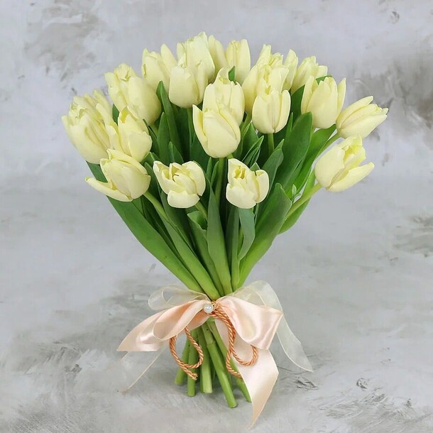 Букет из 25 белых тюльпанов, артикул F1275329 - 4515 рублей, доставка по городу. Flawery - доставка цветов
