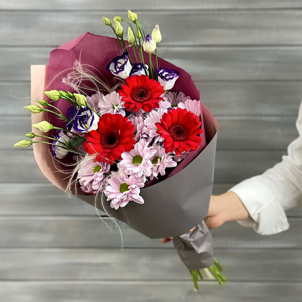 Букет из мини гербер и хризантем, артикул F1275361 - 6256 рублей, доставка по городу. Flawery - доставка цветов