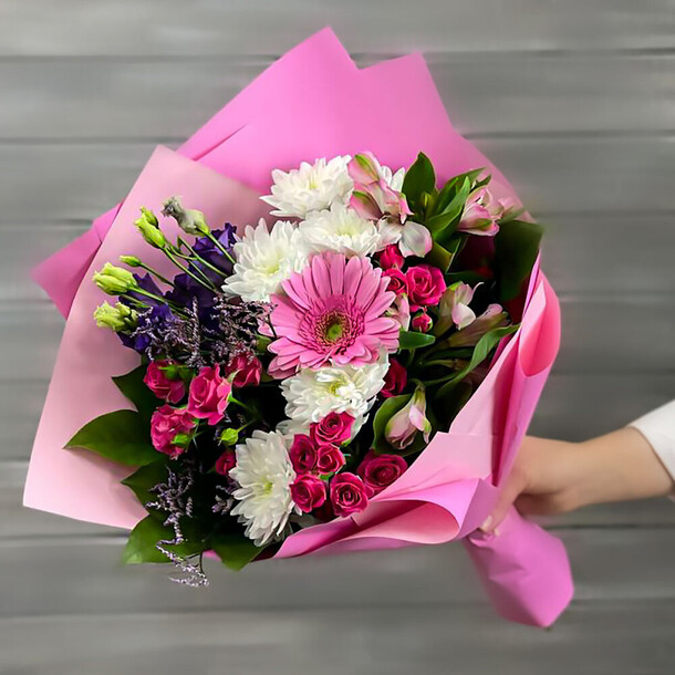 Букет из хризантем, альстромерий и герберы, артикул F1275389 - 6655 рублей, доставка по городу. Flawery - доставка цветов