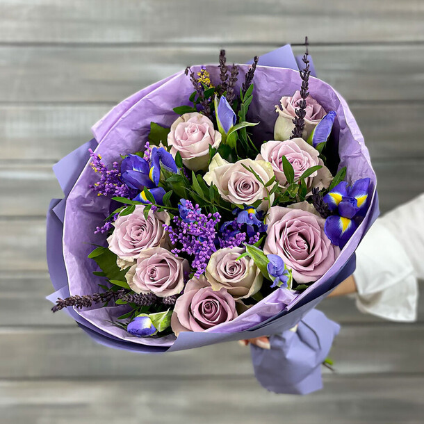 Букет из роз, ирисов и солидаго, артикул F1275391 - 6256 рублей, доставка по городу. Flawery - доставка цветов