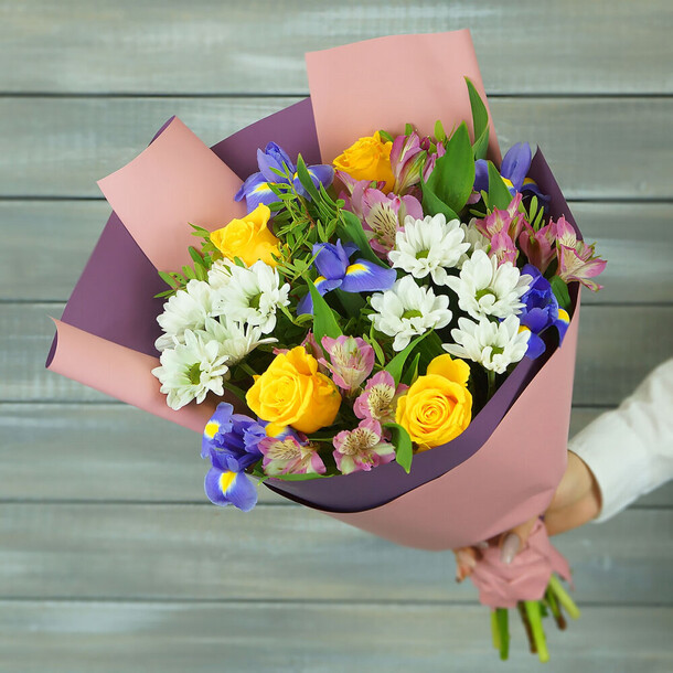 Букет из ирисов, роз и хризантем, артикул F1275392 - 5191 рублей, доставка по городу. Flawery - доставка цветов
