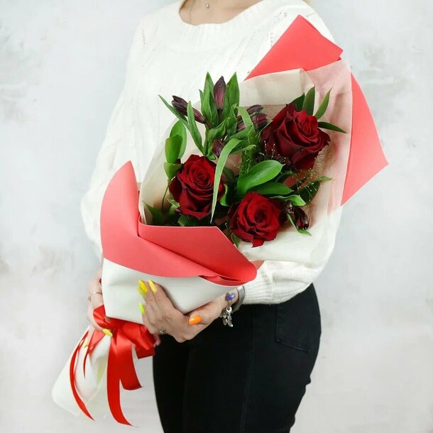 Букет из красных роз и альстромерий, артикул F1276089 - 3993 рублей, доставка по городу. Flawery - доставка цветов