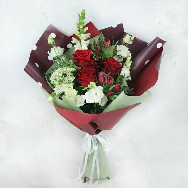 Букет из роз и лизиантуса, артикул F1276104 - 5990 рублей, доставка по городу. Flawery - доставка цветов