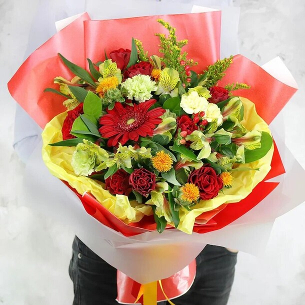 Яркий букет из роз, альстромерий и герберы, артикул F1276142 - 8652 рублей, доставка по городу. Flawery - доставка цветов