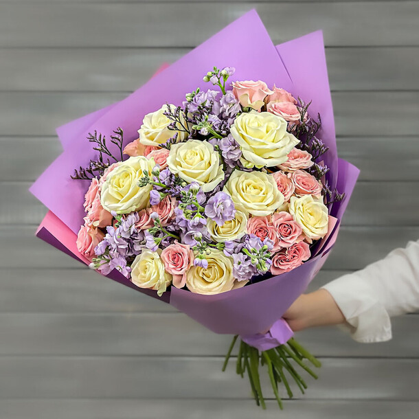 Букет из роз и кустовых маттиол, артикул F1276215 - 12778 рублей, доставка по городу. Flawery - доставка цветов