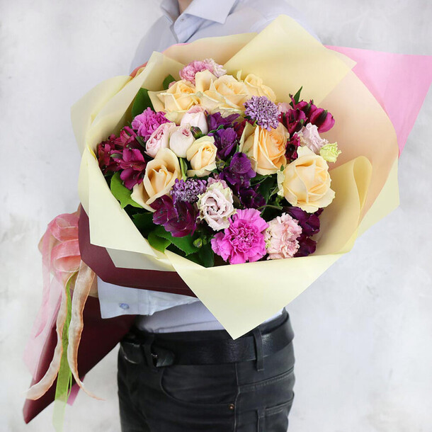 Букет из роз, альстромерий и лизиантусов, артикул F1276293 - 9317 рублей, доставка по городу. Flawery - доставка цветов