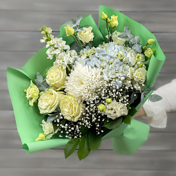 Букет из лизиантусов, гортензии и роз, артикул F1276398 - 7454 рублей, доставка по городу. Flawery - доставка цветов