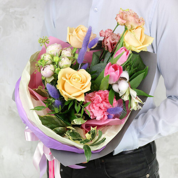 Нежный букет из роз, тюльпанов и лизиантусов с хлопком, артикул F1276411 - 3966 рублей, доставка по городу. Flawery - доставка цветов