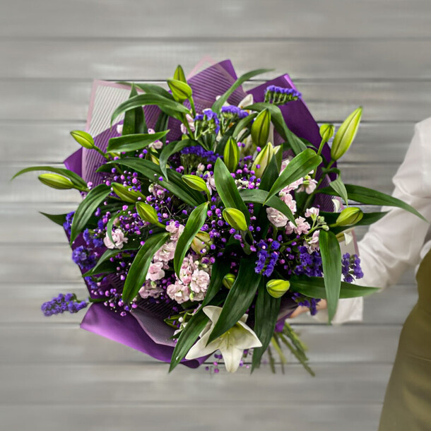 Букет из лилий, маттиол и гипсофилы, артикул F1276449 - 9983 рублей, доставка по городу. Flawery - доставка цветов