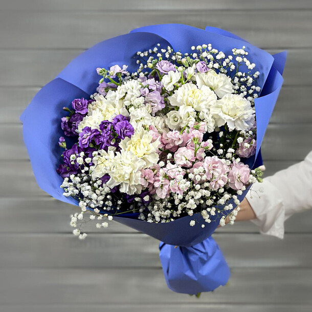 Букет из маттиол, гвоздик и гипсофилы, артикул F1276452 - 8652 рублей, доставка по городу. Flawery - доставка цветов