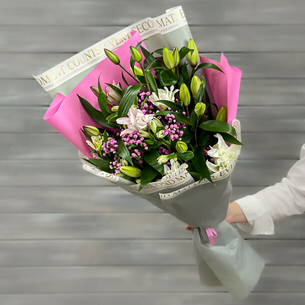 Букет из лилий и альстромерий, артикул F1276468 - 8652 рублей, доставка по городу. Flawery - доставка цветов