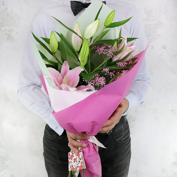 Букет из лилий и гипсофилы, артикул F1276507 - 6389 рублей, доставка по городу. Flawery - доставка цветов