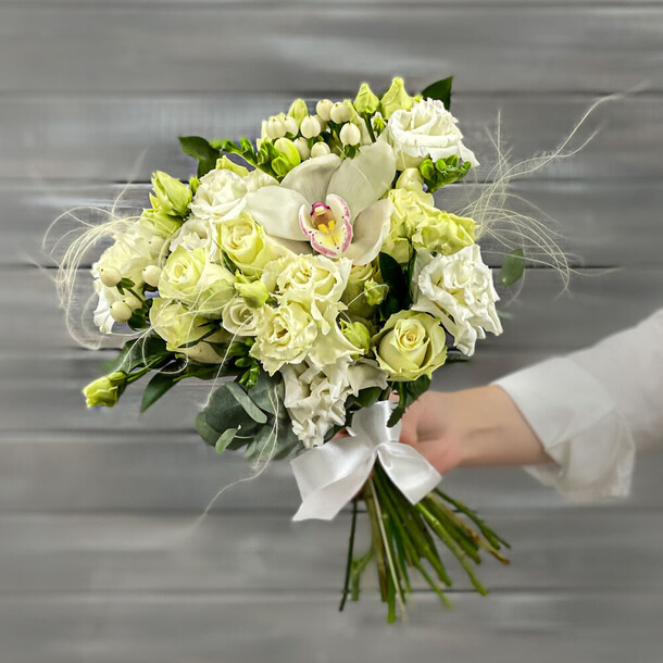 Нежный букет из роз, лизиантусов и орхидеи, артикул F1277534 - 7720 рублей, доставка по городу. Flawery - доставка цветов