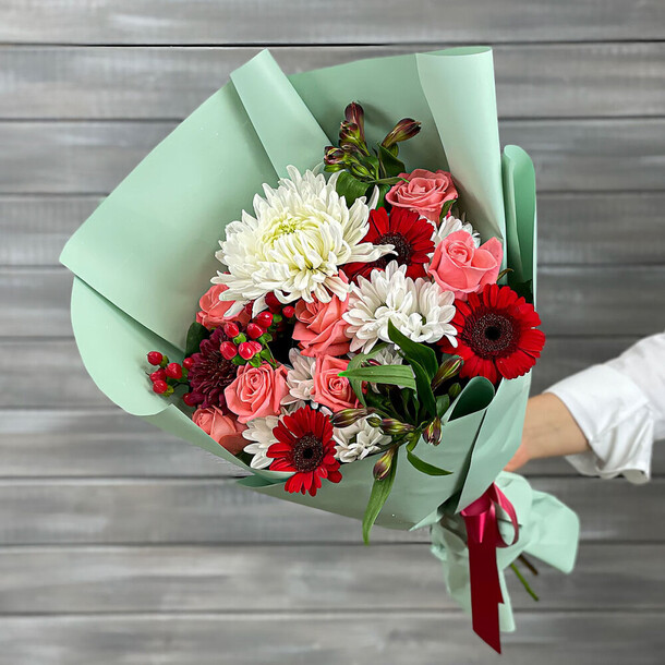 Букет из хризантем, роз и гербер, артикул F1277536 - 7321 рублей, доставка по городу. Flawery - доставка цветов