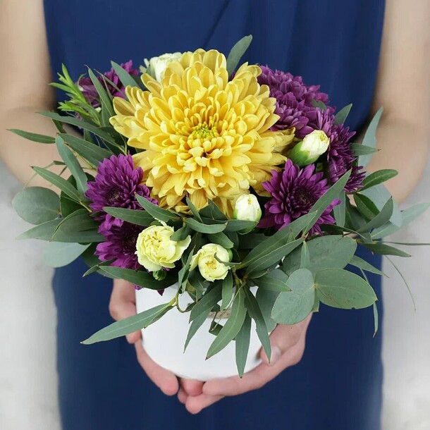 Композиция из гвоздик, хризантем и листьев эвкалипта, артикул F1277546 - 5990 рублей, доставка по городу. Flawery - доставка цветов