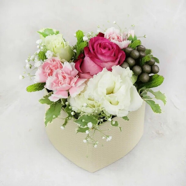 Композиция из роз, лизиантуса и брунии в коробочке, артикул F1277550 - 5856 рублей, доставка по городу. Flawery - доставка цветов