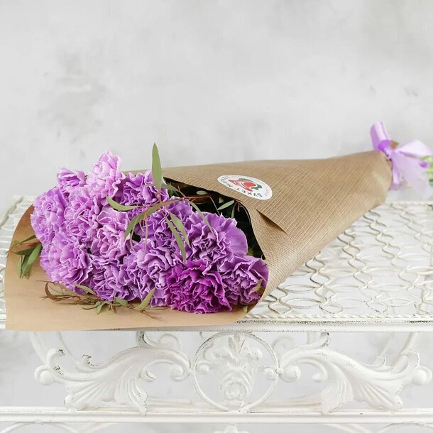 Букет из 15 гвоздик в крафте, артикул F1277553 - 5990 рублей, доставка по городу. Flawery - доставка цветов