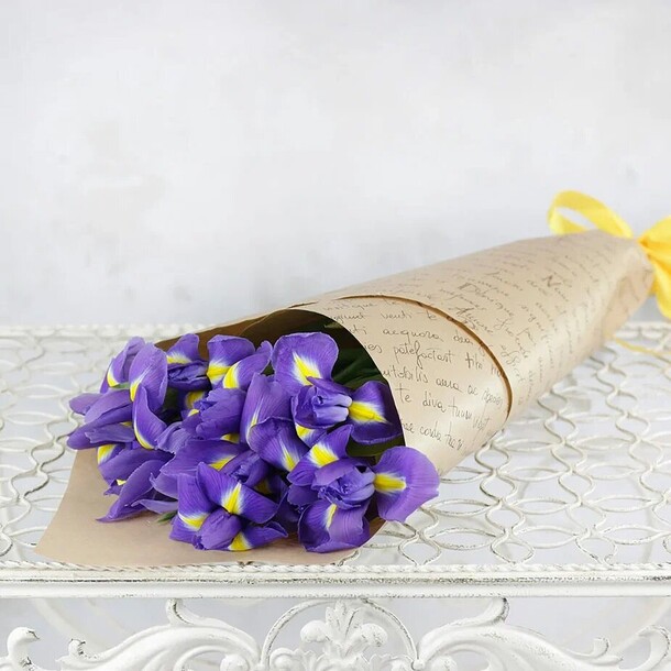 Букет из 11 ирисов в крафте, артикул F1277569 - 3727 рублей, доставка по городу. Flawery - доставка цветов