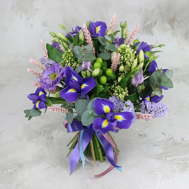 Букет из ирисов, лизиантуса и статицы, артикул F1277587 - 11699 рублей, доставка по городу. Flawery - доставка цветов