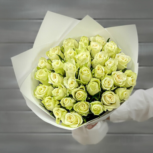 Букет из 39 белых роз в упаковке кения 40 см, артикул F1277708 - 6123 рублей, доставка по городу. Flawery - доставка цветов