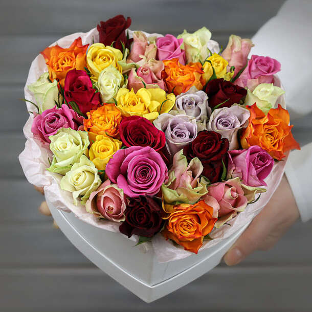 Композиция в сердце из разноцветных роз, артикул F1277776 - 8918 рублей, доставка по городу. Flawery - доставка цветов