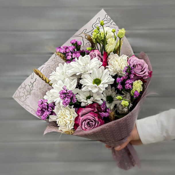 Букет из хризантем, роз и статицы, артикул F1278847 - 5059 рублей, доставка по городу. Flawery - доставка цветов