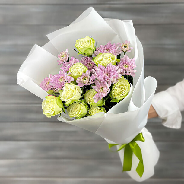 Букет из кустовых роз и хризантем, артикул F1278853 - 5311 рублей, доставка по городу. Flawery - доставка цветов