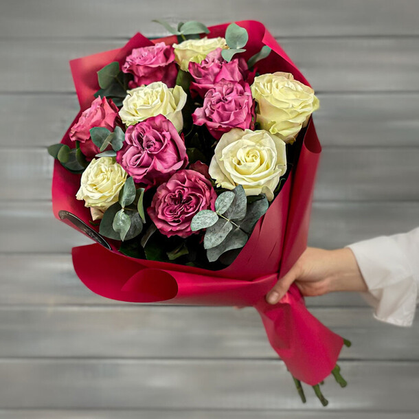 Букет из 11 роз с листьями эвкалипта, артикул F1278917 - 8385 рублей, доставка по городу. Flawery - доставка цветов