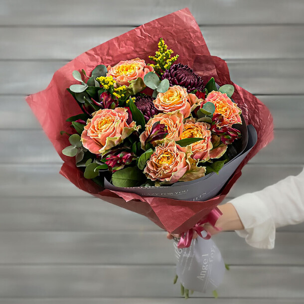 Букет из пионовидной розы, хризантем и альстромерий, артикул F1278920 - 8785 рублей, доставка по городу. Flawery - доставка цветов