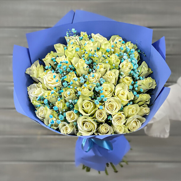 Букет из 51 белой розы и гипсофилы, артикул F1279323 - 7720 рублей, доставка по городу. Flawery - доставка цветов