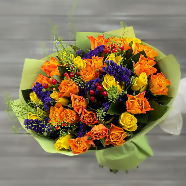Букет из роз и статицы, артикул F1280816 - 8652 рублей, доставка по городу. Flawery - доставка цветов
