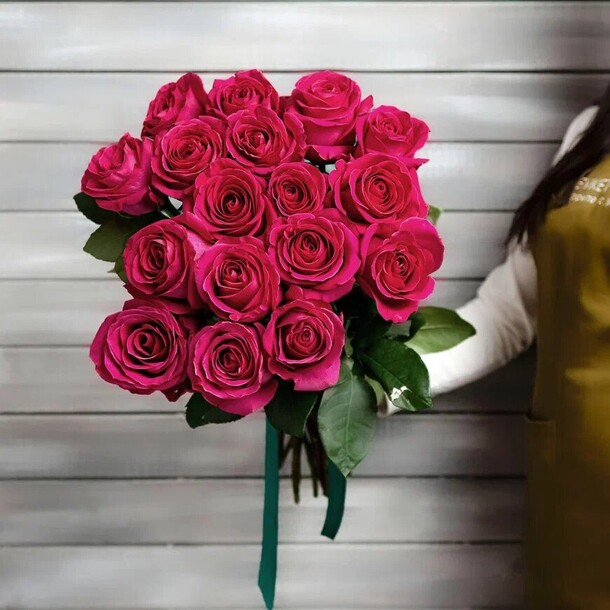 17 малиновых роз эквадор 50 см, артикул F1424521 - 6427 рублей, доставка по городу. Flawery - доставка цветов
